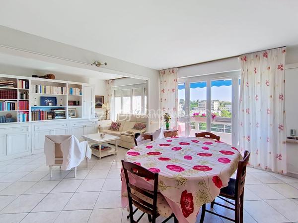 Découvrez cet appartement lumineux de 104 m², situé au 7ème étage d'un immeuble bien entretenu avec ascenseur Parfait pour ceux qui recherchent la tranquillité à deux pas de l'effervescence urbaine. 
Cet  appartement s'ouvre sur une vue panoramique, idéale pour des moments de détente sur le grand balcon .
Dès le hall d'entrée on ressent l'espace et la lumière : une grande cuisine équipée , 2 chambres , 2 salle d'eau et un double  séjour climatisé , spacieux qui peut permettre la création d'une troisième chambre ou d'un bureau .De nombreux rangements ,  une cave et un garage rendent le quotidien confortable .Les commodités sont proches de la résidence ainsi que la nouvelle ligne de tram 5 .La résidence est sécurisée et bénéficie des services d'un gardien .Les charges englobent toutes les dépenses d'eau et de chauffage .Un potentiel à venir découvrir dans les plus brefs délai !