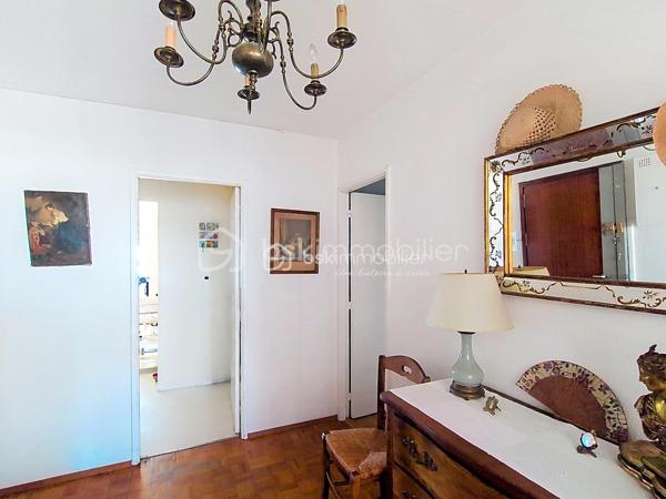 Découvrez cet appartement lumineux de 104 m², situé au 7ème étage d'un immeuble bien entretenu avec ascenseur Parfait pour ceux qui recherchent la tranquillité à deux pas de l'effervescence urbaine. 
Cet  appartement s'ouvre sur une vue panoramique, idéale pour des moments de détente sur le grand balcon .
Dès le hall d'entrée on ressent l'espace et la lumière : une grande cuisine équipée , 2 chambres , 2 salle d'eau et un double  séjour climatisé , spacieux qui peut permettre la création d'une troisième chambre ou d'un bureau .De nombreux rangements ,  une cave et un garage rendent le quotidien confortable .Les commodités sont proches de la résidence ainsi que la nouvelle ligne de tram 5 .La résidence est sécurisée et bénéficie des services d'un gardien .Les charges englobent toutes les dépenses d'eau et de chauffage .Un potentiel à venir découvrir dans les plus brefs délai !
