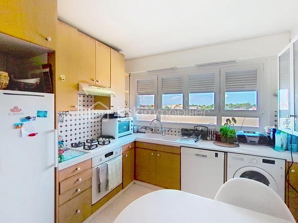 Découvrez cet appartement lumineux de 104 m², situé au 7ème étage d'un immeuble bien entretenu avec ascenseur Parfait pour ceux qui recherchent la tranquillité à deux pas de l'effervescence urbaine. 
Cet  appartement s'ouvre sur une vue panoramique, idéale pour des moments de détente sur le grand balcon .
Dès le hall d'entrée on ressent l'espace et la lumière : une grande cuisine équipée , 2 chambres , 2 salle d'eau et un double  séjour climatisé , spacieux qui peut permettre la création d'une troisième chambre ou d'un bureau .De nombreux rangements ,  une cave et un garage rendent le quotidien confortable .Les commodités sont proches de la résidence ainsi que la nouvelle ligne de tram 5 .La résidence est sécurisée et bénéficie des services d'un gardien .Les charges englobent toutes les dépenses d'eau et de chauffage .Un potentiel à venir découvrir dans les plus brefs délai !