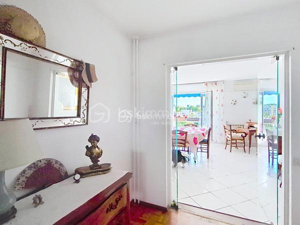 Découvrez cet appartement lumineux de 104 m², situé au 7ème étage d'un immeuble bien entretenu avec ascenseur Parfait pour ceux qui recherchent la tranquillité à deux pas de l'effervescence urbaine. 
Cet  appartement s'ouvre sur une vue panoramique, idéale pour des moments de détente sur le grand balcon .
Dès le hall d'entrée on ressent l'espace et la lumière : une grande cuisine équipée , 2 chambres , 2 salle d'eau et un double  séjour climatisé , spacieux qui peut permettre la création d'une troisième chambre ou d'un bureau .De nombreux rangements ,  une cave et un garage rendent le quotidien confortable .Les commodités sont proches de la résidence ainsi que la nouvelle ligne de tram 5 .La résidence est sécurisée et bénéficie des services d'un gardien .Les charges englobent toutes les dépenses d'eau et de chauffage .Un potentiel à venir découvrir dans les plus brefs délai !