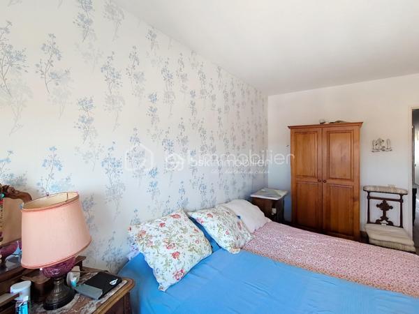 Découvrez cet appartement lumineux de 104 m², situé au 7ème étage d'un immeuble bien entretenu avec ascenseur Parfait pour ceux qui recherchent la tranquillité à deux pas de l'effervescence urbaine. 
Cet  appartement s'ouvre sur une vue panoramique, idéale pour des moments de détente sur le grand balcon .
Dès le hall d'entrée on ressent l'espace et la lumière : une grande cuisine équipée , 2 chambres , 2 salle d'eau et un double  séjour climatisé , spacieux qui peut permettre la création d'une troisième chambre ou d'un bureau .De nombreux rangements ,  une cave et un garage rendent le quotidien confortable .Les commodités sont proches de la résidence ainsi que la nouvelle ligne de tram 5 .La résidence est sécurisée et bénéficie des services d'un gardien .Les charges englobent toutes les dépenses d'eau et de chauffage .Un potentiel à venir découvrir dans les plus brefs délai !