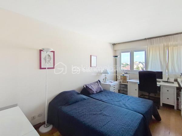 Découvrez cet appartement lumineux de 104 m², situé au 7ème étage d'un immeuble bien entretenu avec ascenseur Parfait pour ceux qui recherchent la tranquillité à deux pas de l'effervescence urbaine. 
Cet  appartement s'ouvre sur une vue panoramique, idéale pour des moments de détente sur le grand balcon .
Dès le hall d'entrée on ressent l'espace et la lumière : une grande cuisine équipée , 2 chambres , 2 salle d'eau et un double  séjour climatisé , spacieux qui peut permettre la création d'une troisième chambre ou d'un bureau .De nombreux rangements ,  une cave et un garage rendent le quotidien confortable .Les commodités sont proches de la résidence ainsi que la nouvelle ligne de tram 5 .La résidence est sécurisée et bénéficie des services d'un gardien .Les charges englobent toutes les dépenses d'eau et de chauffage .Un potentiel à venir découvrir dans les plus brefs délai !