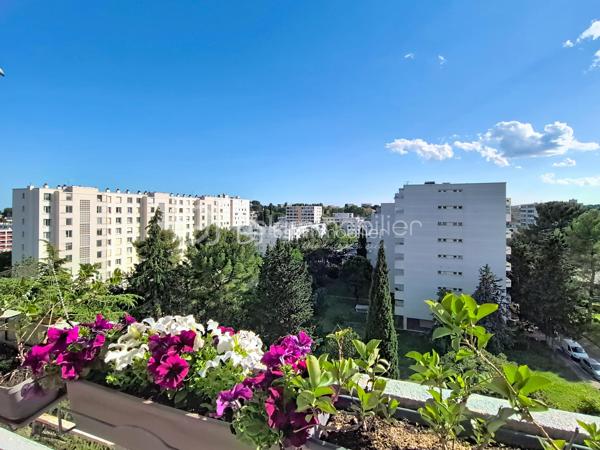 Découvrez cet appartement lumineux de 104 m², situé au 7ème étage d'un immeuble bien entretenu avec ascenseur Parfait pour ceux qui recherchent la tranquillité à deux pas de l'effervescence urbaine. 
Cet  appartement s'ouvre sur une vue panoramique, idéale pour des moments de détente sur le grand balcon .
Dès le hall d'entrée on ressent l'espace et la lumière : une grande cuisine équipée , 2 chambres , 2 salle d'eau et un double  séjour climatisé , spacieux qui peut permettre la création d'une troisième chambre ou d'un bureau .De nombreux rangements ,  une cave et un garage rendent le quotidien confortable .Les commodités sont proches de la résidence ainsi que la nouvelle ligne de tram 5 .La résidence est sécurisée et bénéficie des services d'un gardien .Les charges englobent toutes les dépenses d'eau et de chauffage .Un potentiel à venir découvrir dans les plus brefs délai !