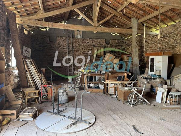 Ancien corps de ferme avec ses dépendances, sa cour et plus de 3000m² de terrain attenant. Détails des diagnostics énergétiques