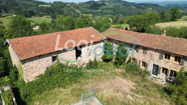 Ancien corps de ferme avec ses dépendances, sa cour et plus de 3000m² de terrain attenant. Détails des diagnostics énergétiques