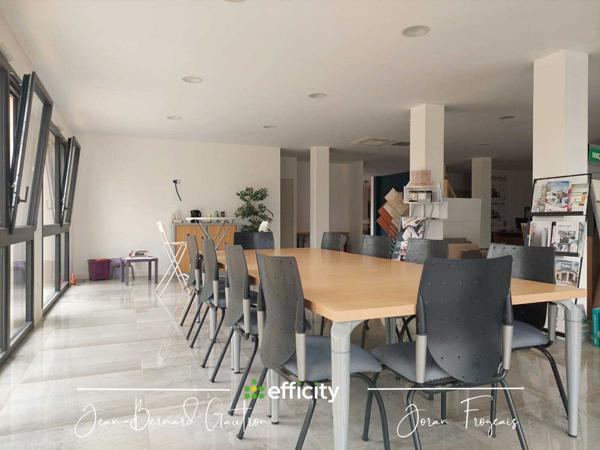 Bureau 17 pièces - 587 m²