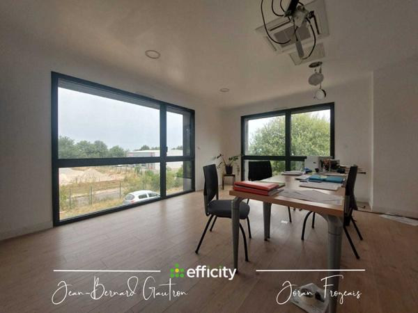 Bureau 17 pièces - 587 m²