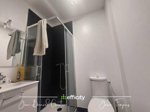 Bureau 17 pièces - 587 m²