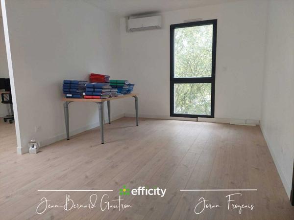 Bureau 17 pièces - 587 m²