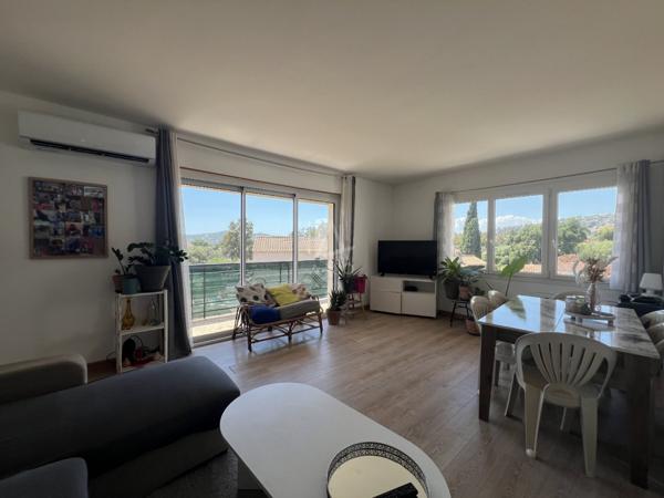 Immeuble de rapport année 70 et ses trois appartements - Bormes-les-mimosas (83)