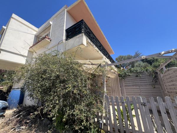 Immeuble de rapport année 70 et ses trois appartements - Bormes-les-mimosas (83)