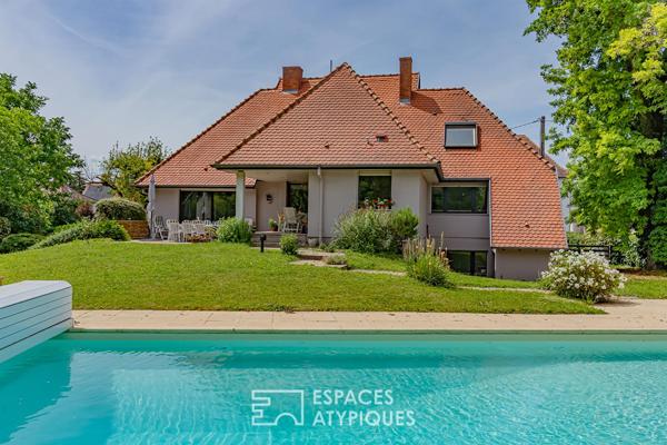 Maison d’architecte et son jardin arboré avec piscine