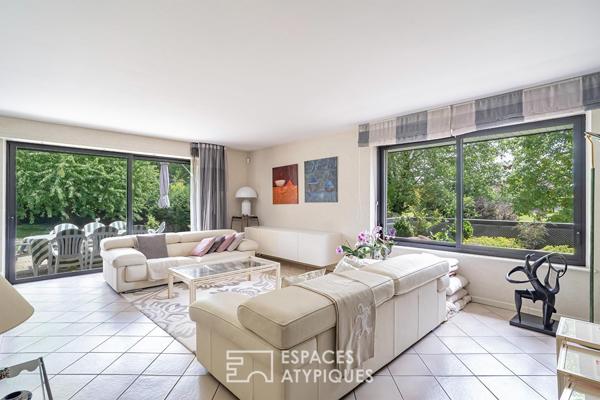 Maison d’architecte et son jardin arboré avec piscine