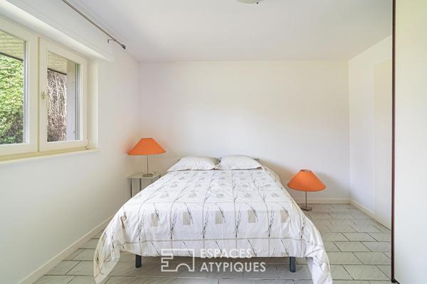 Maison d’architecte et son jardin arboré avec piscine