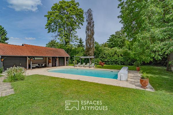 Maison d’architecte et son jardin arboré avec piscine