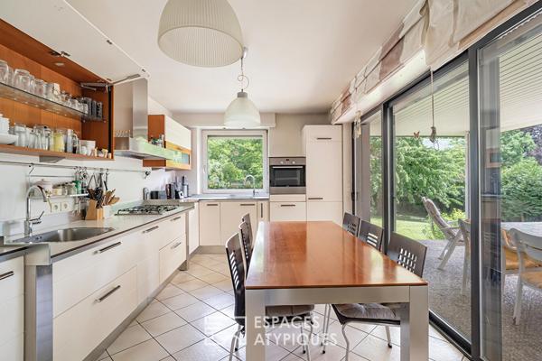 Maison d’architecte et son jardin arboré avec piscine