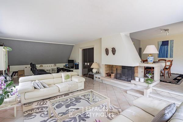 Maison d’architecte et son jardin arboré avec piscine