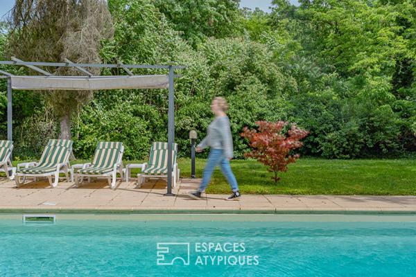Maison d’architecte et son jardin arboré avec piscine