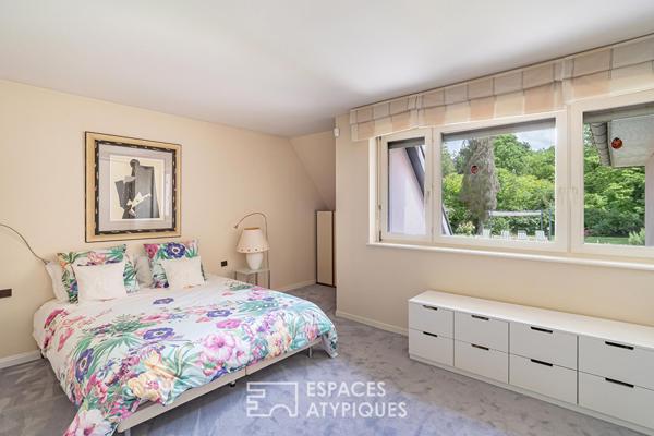 Maison d’architecte et son jardin arboré avec piscine