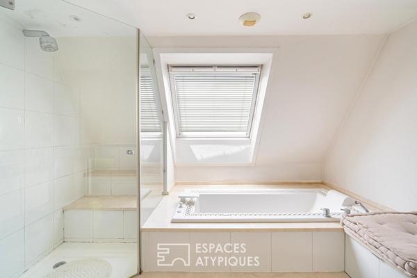 Maison d’architecte et son jardin arboré avec piscine