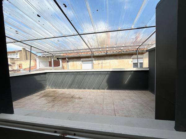Idéalement situé à Villeneuve-sur-Lot, cet immeuble de rapport propose 6 appartements répartis sur rez-de-chaussée et étages, pour une surface totale d'environ 206 m². Composition du bien : 5 appartements de type T2 (28 à 49 m²) 1 studio (17 m²) Sur le , Villeneuve sur lot