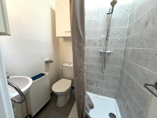Idéalement situé à Villeneuve-sur-Lot, cet immeuble de rapport propose 6 appartements répartis sur rez-de-chaussée et étages, pour une surface totale d'environ 206 m². Composition du bien : 5 appartements de type T2 (28 à 49 m²) 1 studio (17 m²) Sur le , Villeneuve sur lot