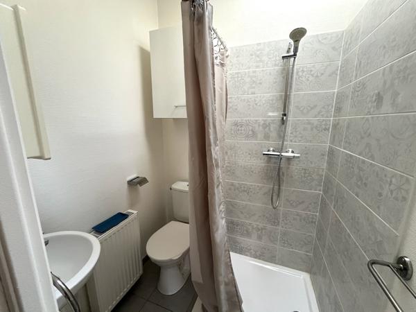 Idéalement situé à Villeneuve-sur-Lot, cet immeuble de rapport propose 6 appartements répartis sur rez-de-chaussée et étages, pour une surface totale d'environ 206 m². Composition du bien : 5 appartements de type T2 (28 à 49 m²) 1 studio (17 m²) Sur le , Villeneuve sur lot