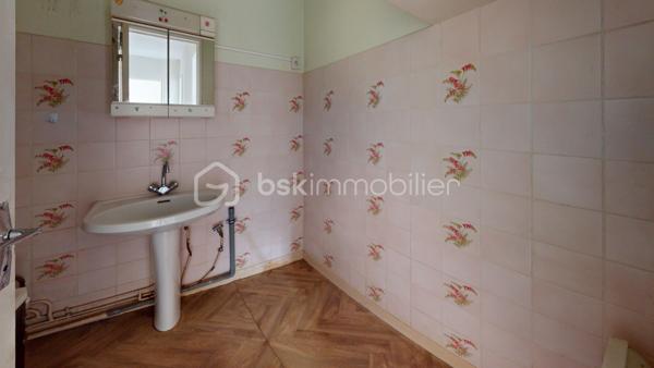 //VISITE VIRTUELLE SUR DEMANDE (meublée et démeublée)\\

Venez découvrir ce bel appartement de 3 pièces, 58,72 m², situé au 1er étage d’un immeuble soigné (travaux en cours votés et payés) en plein cœur de Montargis.

Vous y trouverez une vaste entrée qui vous mènera sur un séjour lumineux, idéal pour profiter de moments paisible, une cuisine équipée spacieuse (~12 m²) à parfaire selon ses goûts pour cuisiner confortablement.
On enchaîne avec deux chambres agréables, parfaites pour un couple ou une petite famille.
Le plus: Salle de bains et WC séparés.


Une cave disponible en sous-sol pour aider au stockage de vos affaires.

À l'extérieur, nous avons un parking au pied de l’immeuble, des écoles et lycées (général et professionnel) à deux pas — un vrai atout pour les familles.

À quelques minutes de la gare de Montargis, ce qui rend les trajets simples et rapides avec des transports accessible au pied de la résidence. Depuis Montargis, un train direct vers Paris en environ 1 heure : pratique !

Un appartement confortable, bien situé et fonctionnel — idéal pour un couple, une famille ou comme premier achat. Investisseurs également 😉.
À visiter sans tarder !

—
