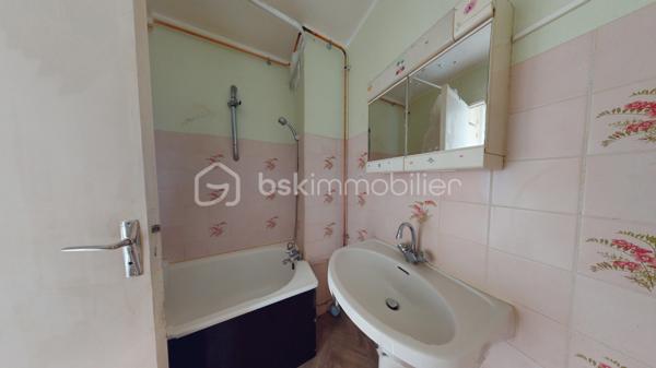 //VISITE VIRTUELLE SUR DEMANDE (meublée et démeublée)\\

Venez découvrir ce bel appartement de 3 pièces, 58,72 m², situé au 1er étage d’un immeuble soigné (travaux en cours votés et payés) en plein cœur de Montargis.

Vous y trouverez une vaste entrée qui vous mènera sur un séjour lumineux, idéal pour profiter de moments paisible, une cuisine équipée spacieuse (~12 m²) à parfaire selon ses goûts pour cuisiner confortablement.
On enchaîne avec deux chambres agréables, parfaites pour un couple ou une petite famille.
Le plus: Salle de bains et WC séparés.


Une cave disponible en sous-sol pour aider au stockage de vos affaires.

À l'extérieur, nous avons un parking au pied de l’immeuble, des écoles et lycées (général et professionnel) à deux pas — un vrai atout pour les familles.

À quelques minutes de la gare de Montargis, ce qui rend les trajets simples et rapides avec des transports accessible au pied de la résidence. Depuis Montargis, un train direct vers Paris en environ 1 heure : pratique !

Un appartement confortable, bien situé et fonctionnel — idéal pour un couple, une famille ou comme premier achat. Investisseurs également 😉.
À visiter sans tarder !

—