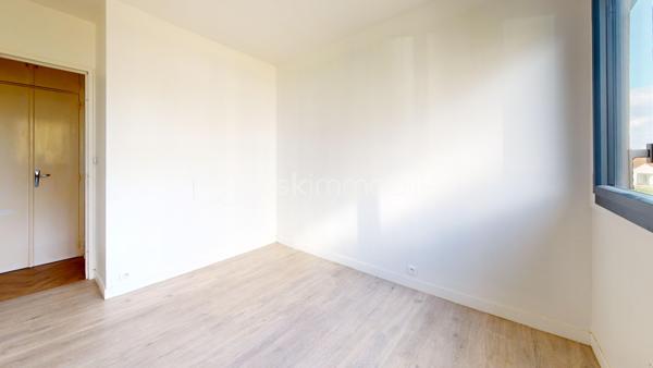 //VISITE VIRTUELLE SUR DEMANDE (meublée et démeublée)\\

Venez découvrir ce bel appartement de 3 pièces, 58,72 m², situé au 1er étage d’un immeuble soigné (travaux en cours votés et payés) en plein cœur de Montargis.

Vous y trouverez une vaste entrée qui vous mènera sur un séjour lumineux, idéal pour profiter de moments paisible, une cuisine équipée spacieuse (~12 m²) à parfaire selon ses goûts pour cuisiner confortablement.
On enchaîne avec deux chambres agréables, parfaites pour un couple ou une petite famille.
Le plus: Salle de bains et WC séparés.


Une cave disponible en sous-sol pour aider au stockage de vos affaires.

À l'extérieur, nous avons un parking au pied de l’immeuble, des écoles et lycées (général et professionnel) à deux pas — un vrai atout pour les familles.

À quelques minutes de la gare de Montargis, ce qui rend les trajets simples et rapides avec des transports accessible au pied de la résidence. Depuis Montargis, un train direct vers Paris en environ 1 heure : pratique !

Un appartement confortable, bien situé et fonctionnel — idéal pour un couple, une famille ou comme premier achat. Investisseurs également 😉.
À visiter sans tarder !

—
