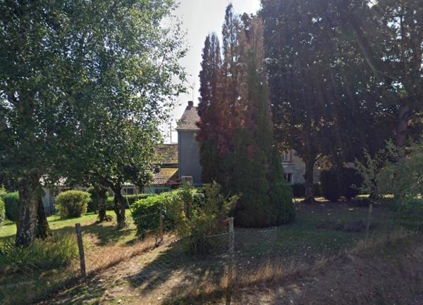 Maison en pierre de 151m2, mitoyenne, 4 chambres avec dépendance, terrain 1524m² 68 000 €