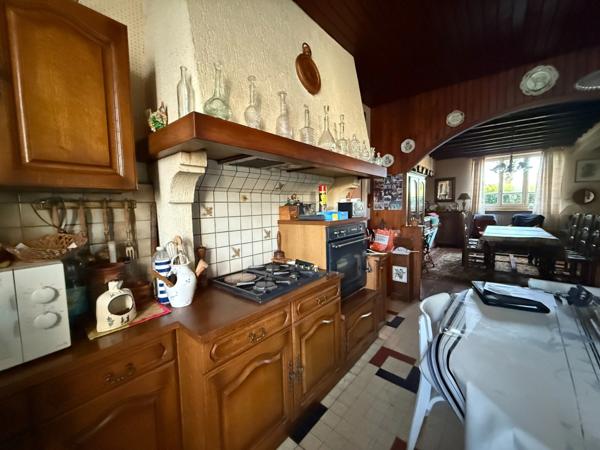 Maison en pierre de 151m2, mitoyenne, 4 chambres avec dépendance, terrain 1524m² 68 000 €