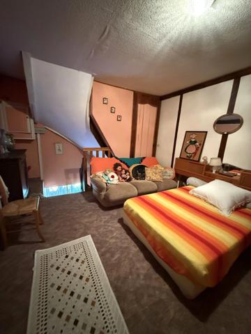 Maison en pierre de 151m2, mitoyenne, 4 chambres avec dépendance, terrain 1524m² 68 000 €