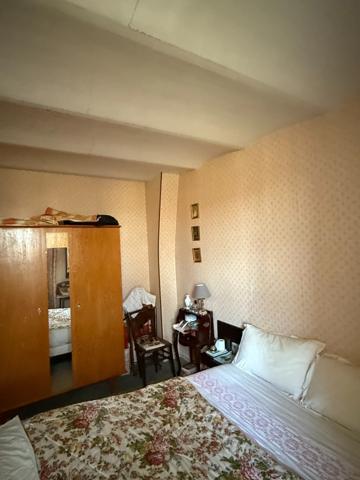 Maison en pierre de 151m2, mitoyenne, 4 chambres avec dépendance, terrain 1524m² 68 000 €