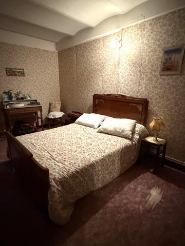 Maison en pierre de 151m2, mitoyenne, 4 chambres avec dépendance, terrain 1524m² 68 000 €