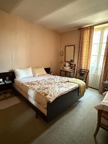 Maison en pierre de 151m2, mitoyenne, 4 chambres avec dépendance, terrain 1524m² 68 000 €