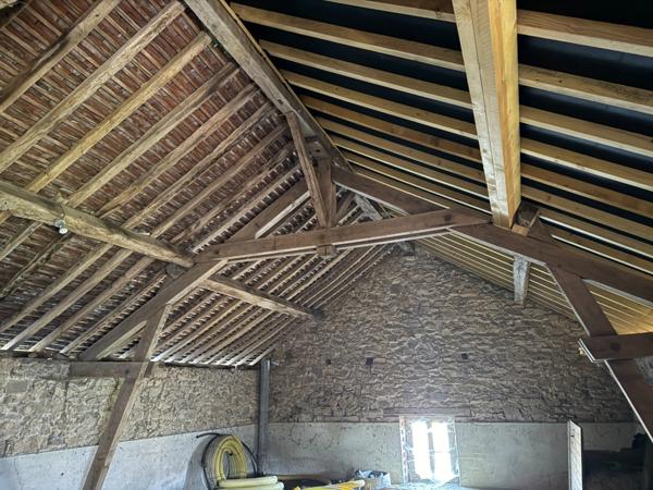 Maison en pierre de 151m2, mitoyenne, 4 chambres avec dépendance, terrain 1524m² 68 000 €