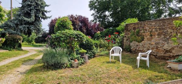 Maison en pierre de 151m2, mitoyenne, 4 chambres avec dépendance, terrain 1524m² 68 000 €