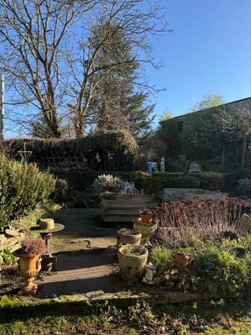 Maison en pierre de 151m2, mitoyenne, 4 chambres avec dépendance, terrain 1524m² 68 000 €