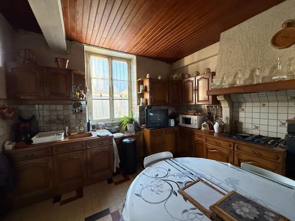 Maison en pierre de 151m2, mitoyenne, 4 chambres avec dépendance, terrain 1524m² 68 000 €