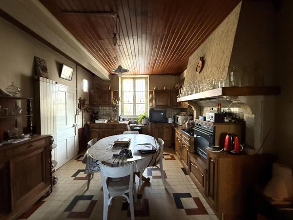 Maison en pierre de 151m2, mitoyenne, 4 chambres avec dépendance, terrain 1524m² 68 000 €