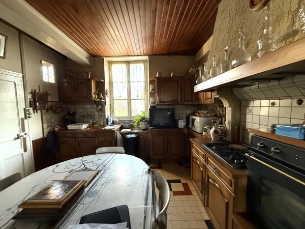 Maison en pierre de 151m2, mitoyenne, 4 chambres avec dépendance, terrain 1524m² 68 000 €