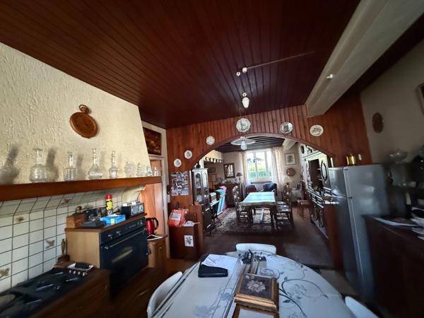 Maison en pierre de 151m2, mitoyenne, 4 chambres avec dépendance, terrain 1524m² 68 000 €