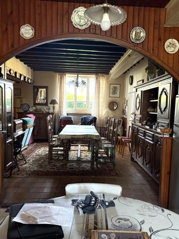 Maison en pierre de 151m2, mitoyenne, 4 chambres avec dépendance, terrain 1524m² 68 000 €