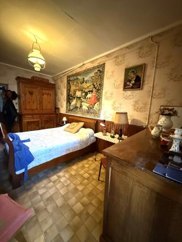 Maison en pierre de 151m2, mitoyenne, 4 chambres avec dépendance, terrain 1524m² 68 000 €