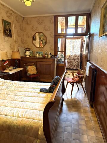 Maison en pierre de 151m2, mitoyenne, 4 chambres avec dépendance, terrain 1524m² 68 000 €