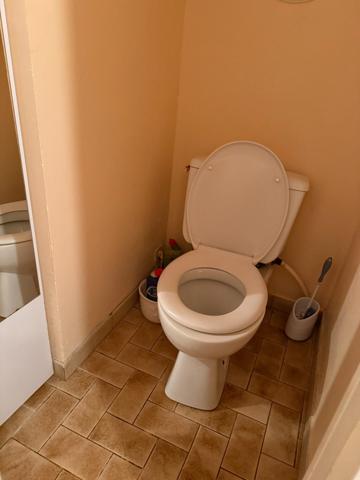 Maison en pierre de 151m2, mitoyenne, 4 chambres avec dépendance, terrain 1524m² 68 000 €