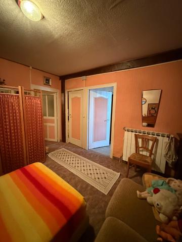 Maison en pierre de 151m2, mitoyenne, 4 chambres avec dépendance, terrain 1524m² 68 000 €