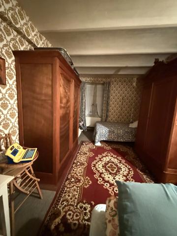 Maison en pierre de 151m2, mitoyenne, 4 chambres avec dépendance, terrain 1524m² 68 000 €