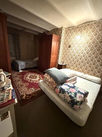 Maison en pierre de 151m2, mitoyenne, 4 chambres avec dépendance, terrain 1524m² 68 000 €